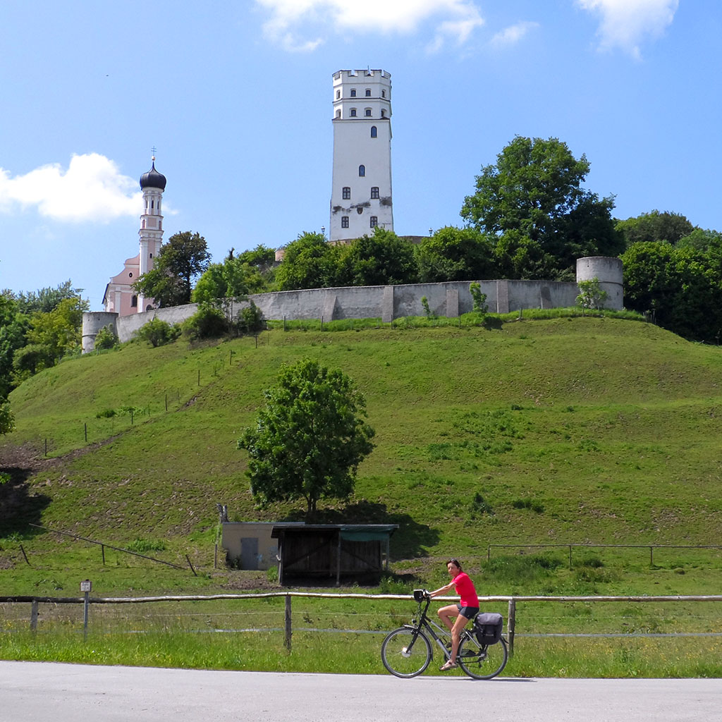 Fahrradfahrerin vor der Kulisse Landsberg am Lech