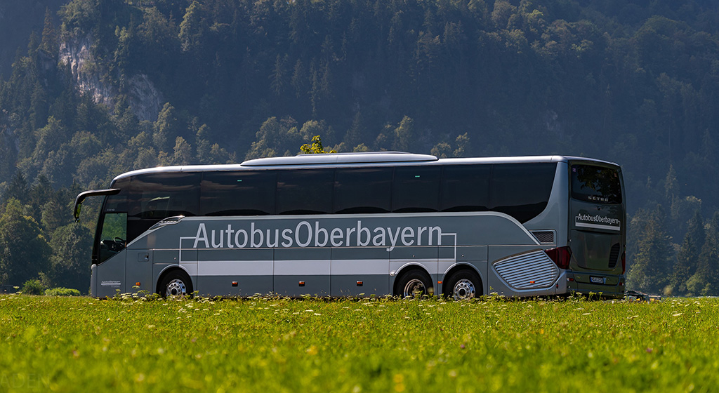 Ein moderner Reisebus im Alpenvorland