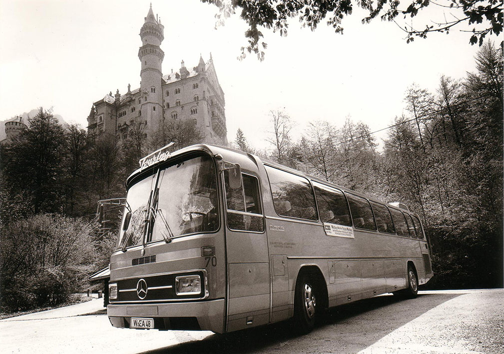 Romantische Straße Zeitreise mit einem Mercedesbus vor Schloss Neuschwanstein