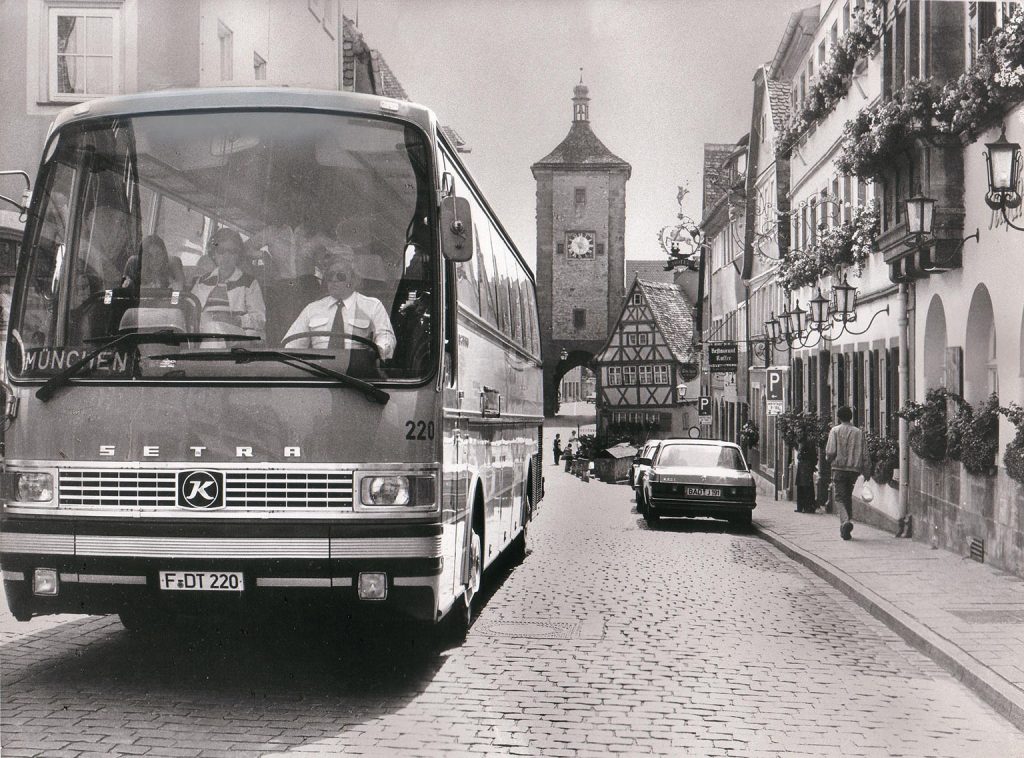 Romantische Straße Zeitreise. Ein historischer Setraabus fährt in Rothenburg o.d.T.
