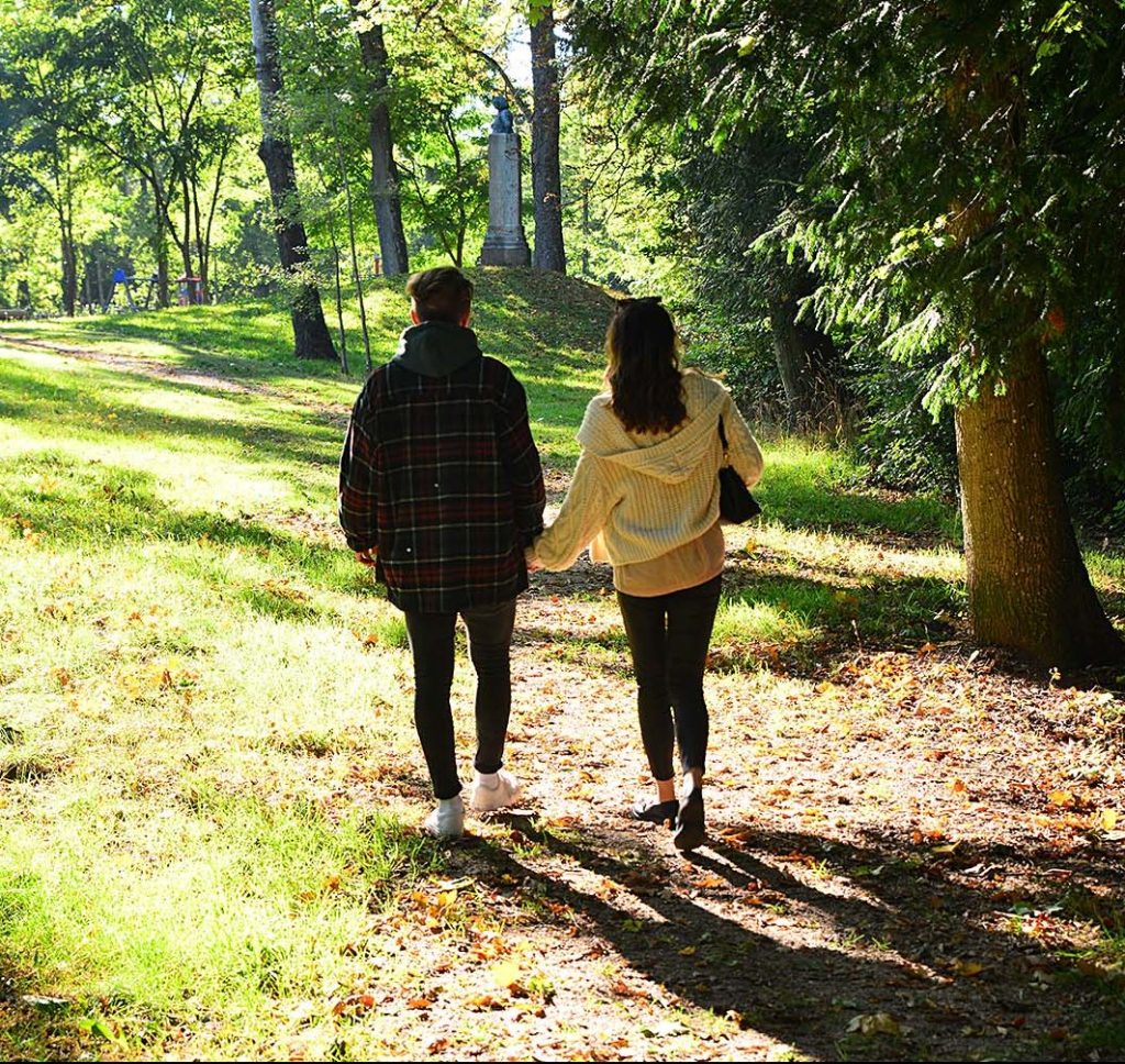 Ein junges Paar spaziert durch den Park in Schillingsfürst