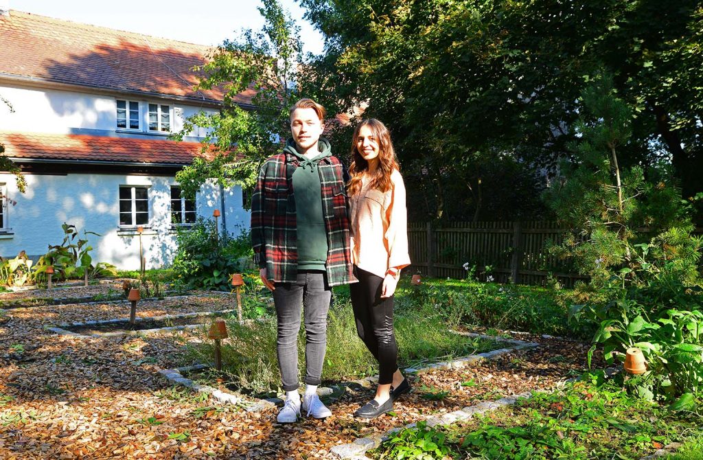 Ein junges Paar lässt sich im Kräutergarten beim Brunnenhaus fotografieren